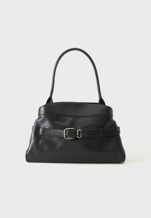Sac à main en cuir noir avec une seule bandoulière et une ceinture décorative avec une boucle argentée sur le devant.