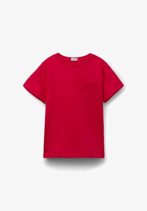 T-shirt rouge à manches courtes avec col rond, petite poche poitrine et design uni, présenté sur un fond blanc.
