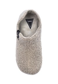 Beige slipper met een textuur, fuzzy oppervlakte en een ronde vorm. Heeft een zwarte driehoekige logo-tag binnenin de opening.