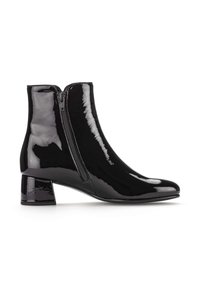 Botines de charol negro con punta afilada, cremallera lateral y tacón cuadrado. Textura suave con un acabado de alto brillo.