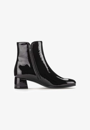 Schwarze Lackleder-Stiefeletten mit spitzem Zehenbereich, seitlichem Reißverschluss und Blockabsatz. Glatte Textur mit hochglänzender Oberfläche.