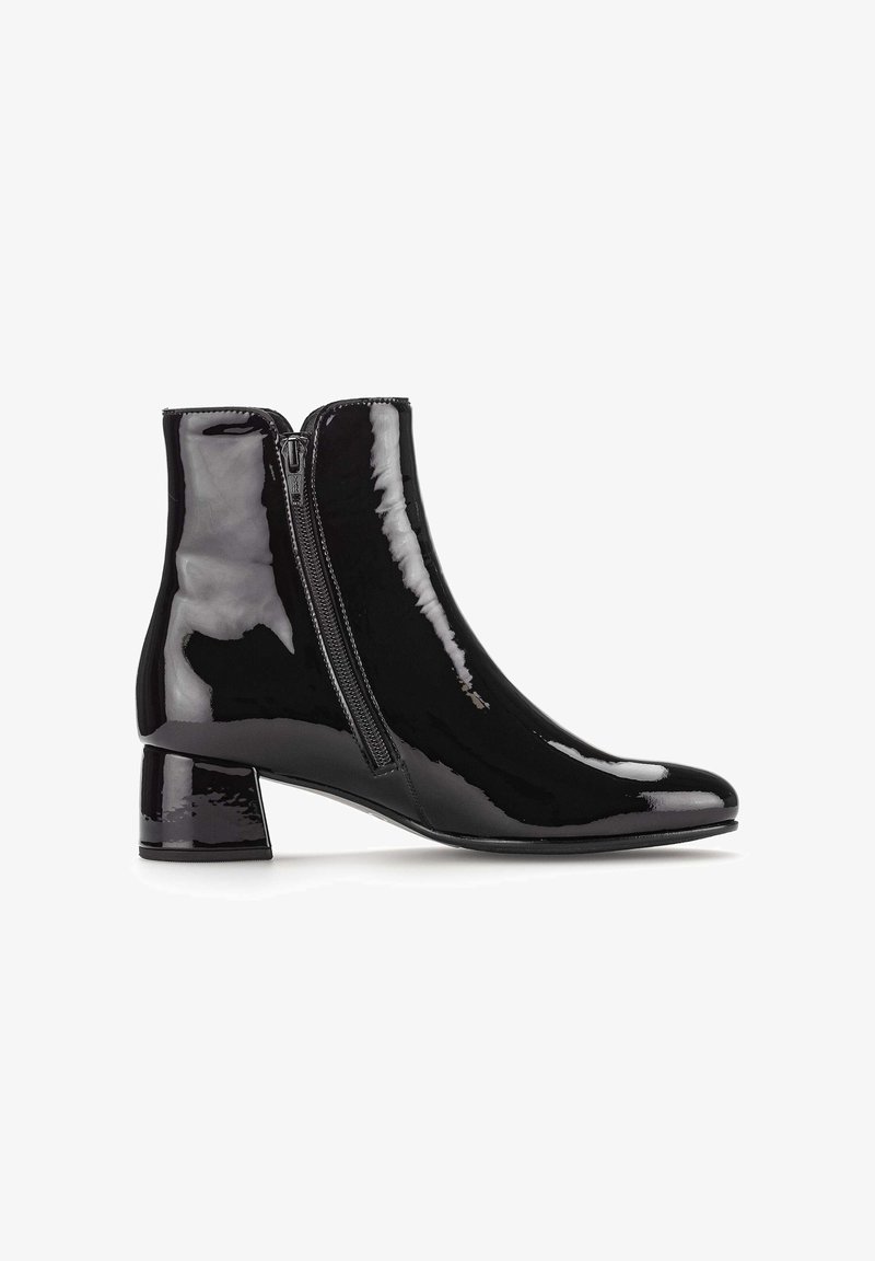 Botines de charol negro con punta afilada, cremallera lateral y tacón cuadrado. Textura suave con un acabado de alto brillo.