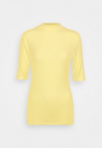 Kortærmet, mock-neck top i lys gul, lavet af et glat, strækbart materiale. Den har en tætsiddende pasform, uden synlige mønstre eller accenter.