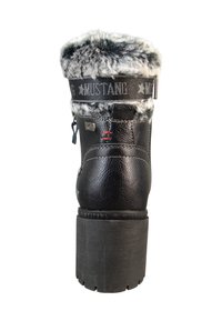 Stivale impermeabile nero con bordo in pelliccia sintetica sul collo, finitura in pelle testurizzata e suola spessa in gomma. Dotato di cinturino con marchio.