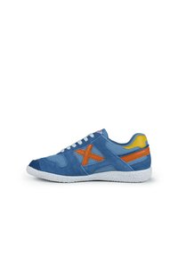 Zapatillas de ante azul con paneles de malla, acentos naranjas, suela de goma blanca, diseño de cordones y un collar acolchado.
