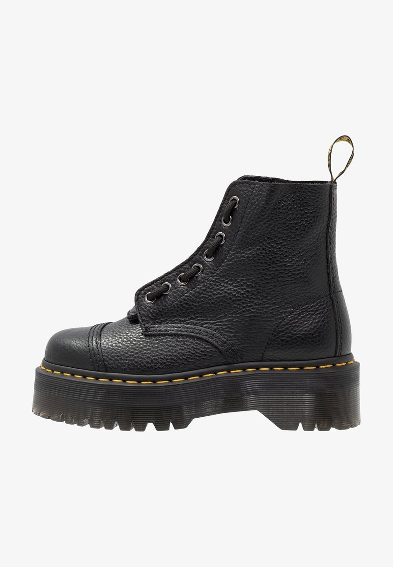 Botte de combat noire en cuir à lacets avec semelle épaisse crantée et couture jaune autour du bord, vue de côté.