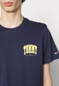 Tommy Jeans Triko s potiskem - dark blue