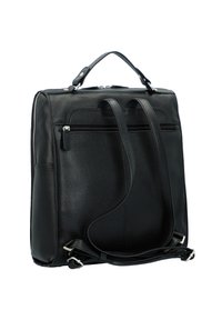 Bolso de cuero negro con una superficie texturizada, asas dobles, correa para el hombro ajustable, bolsillo con cremallera en la parte delantera y cierre por cremallera en la parte superior.