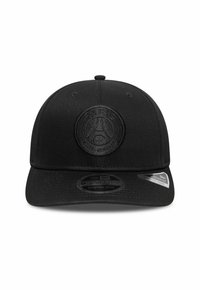 Cappellino nero con visiera piatta, caratterizzato da un logo circolare in rilievo che include "PARIGI" e un design della Torre Eiffel. Chiusura regolabile sul retro.