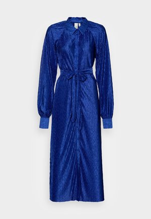 Długa sukienka midi z niebieskiego, teksturowanego materiału, z kołnierzykiem, zapinana na guziki z przodu, z paskiem wiązanym w talii na jednolitym tle.