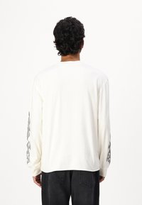 Guess Originals PRINTED - Pikkade varrukatega topp - sandy shore multi