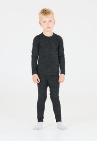 Zwart, thermo shirt met lange mouwen en bijpassende leggings, gemaakt van een gestructureerde stof. De outfit zit strak en heeft een eenvoudig ontwerp.
