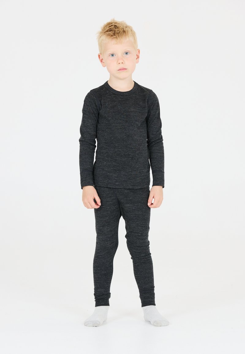 Zwart, thermo shirt met lange mouwen en bijpassende leggings, gemaakt van een gestructureerde stof. De outfit zit strak en heeft een eenvoudig ontwerp.