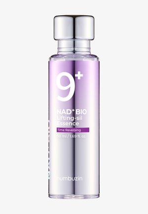 Transparante paarse cilindervormige fles met zilverkleurige dop, gelabeld "9+ NAD+ BIO Lifting-sil Essence, Time Reversing, 50 ml" van numbuzin.