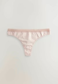 Un string rose clair en tissu doux, avec une dentelle sur le bord de la taille et une texture lisse.