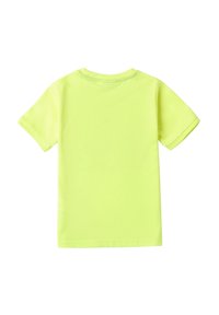  camiseta de manga corta de un intenso amarillo neón, con cuello redondo, textura de tela suave y sin gráficos o patrones visibles.