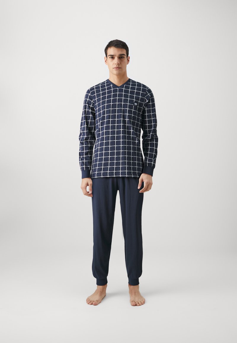 Navy-blaues Loungewear-Set mit Karomuster, bestehend aus einem V-Ausschnitt Langarm-Oberteil und passenden, umgekrempelten Hosen, hergestellt aus weichem, leichtem Stoff.