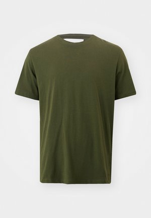 T-shirt en coton vert olive avec col rond, manches courtes et texture lisse. Présente un design épuré sans motifs ni accents.