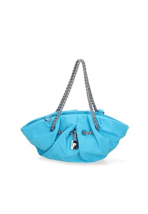 Sac à main en tissu bleu avec un design gonflé, des anses en chaîne argentée et un détail de cadenas à l'avant ; texture lisse et forme arrondie.