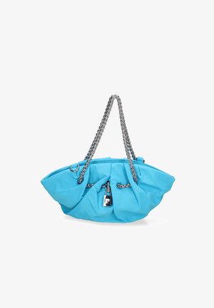 Sac à main en tissu bleu avec un design gonflé, des anses en chaîne argentée et un détail de cadenas à l'avant ; texture lisse et forme arrondie.