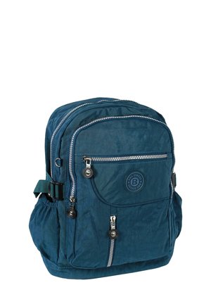 Navyblauem Stoff-Rucksack mit mehreren Reißverschlussfächern, strukturiertem Oberflächenmaterial, verstellbarem grünen Tragegurt und einem Logo-Patch auf der Vorderseite.