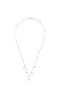 Collana in argento delicato con cinque pendenti di cristallo trasparente a forma di goccia distanziati uniformemente lungo la metà inferiore.