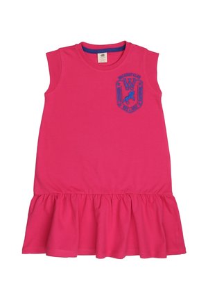 Ärmelloses rosa Baumwollkleid mit einem Rüschensaum, das auf der Brust ein blaues gesticktes Emblem mit einem Pferd und Schriftzug trägt.