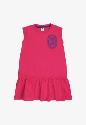 Ärmelloses rosa Baumwollkleid mit einem Rüschensaum, das auf der Brust ein blaues gesticktes Emblem mit einem Pferd und Schriftzug trägt.