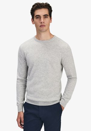 Lys grå sweater lavet af blødt, tekstureret stof med rund halsudskæring og lange ærmer. Ribbet detalje ved ærmerne og kanten.