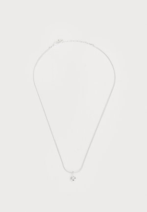 Collana d'argento con una catena sottile e un piccolo ciondolo tondo con gemma trasparente, che presenta una texture liscia e un design semplice.