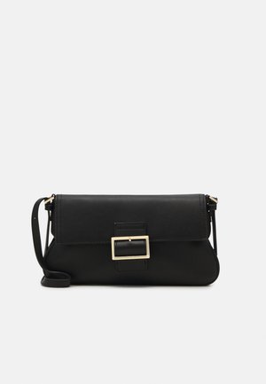 Borsa a mano in pelle nera con patta e dettaglio in metallo dorato. Include una tracolla nera e un design elegante e minimalista.