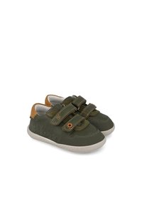 Zapatos de tela verdes con dos correas de Velcro, acentos de tacón de ante en color beige, suelas de goma y patrones de animales grabados en los laterales.