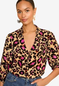 Love & Roses RUFFLE V NECK 3/4 SLEEVE BUTTON THROUGH PETITE - Pogājama blūze - beige animal