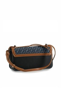 Borsa a tracolla con fondo in pelle nera, patta con motivo in denim, bordo marrone e tracolla regolabile. Presenta cuciture a contrasto e dettagli in metallo argentato.