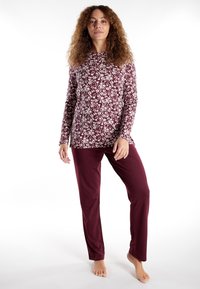 Long-sleeved top with a burgundy floral pattern and matching burgundy pants. Made of soft fabric with a relaxed fit and minimal detailing.