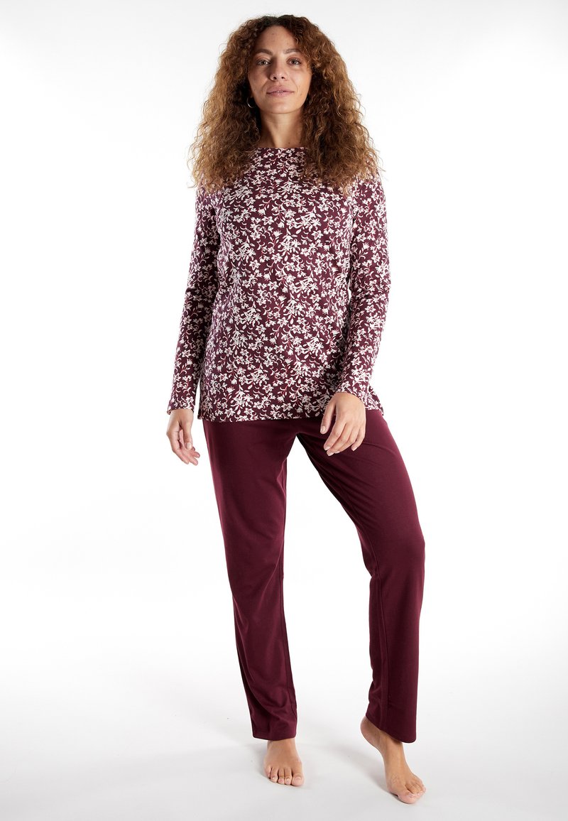 Long-sleeved top with a burgundy floral pattern and matching burgundy pants. Made of soft fabric with a relaxed fit and minimal detailing.