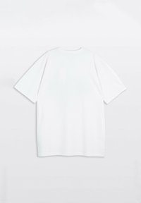 Prosta biała koszulka z krótkim rękawem pokazana z tyłu na białym tle, z okrągłym dekoltem i luźnym krojem.