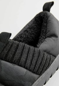 Next REGULAR FIT - PADDED CLOSE BACK - Pantofole - black