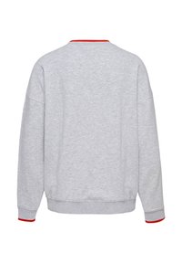 Ljusgrå sweatshirt med rund halsringning och röda detaljer vid kragen och ärmsluten. Har sänkta axlar och en mjuk textur.