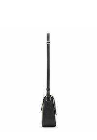Bolso de hombro de cuero negro con forma estrecha, correa ajustable y herrajes plateados. Textura suave con un detalle de bolsillo con cremallera.