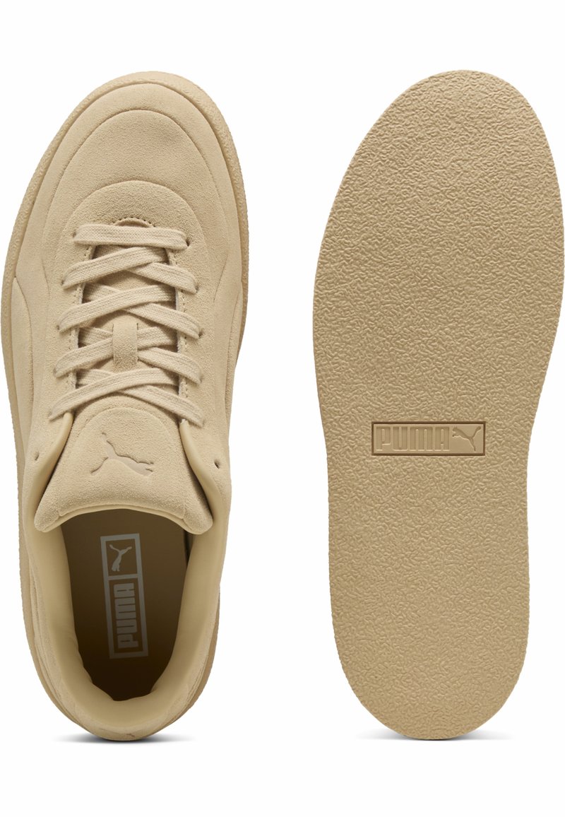 Zapatillas de sueda beige con puntera redondeada, cordones tonales, suela texturada y un pequeño logo en la lengüeta y la plantilla.