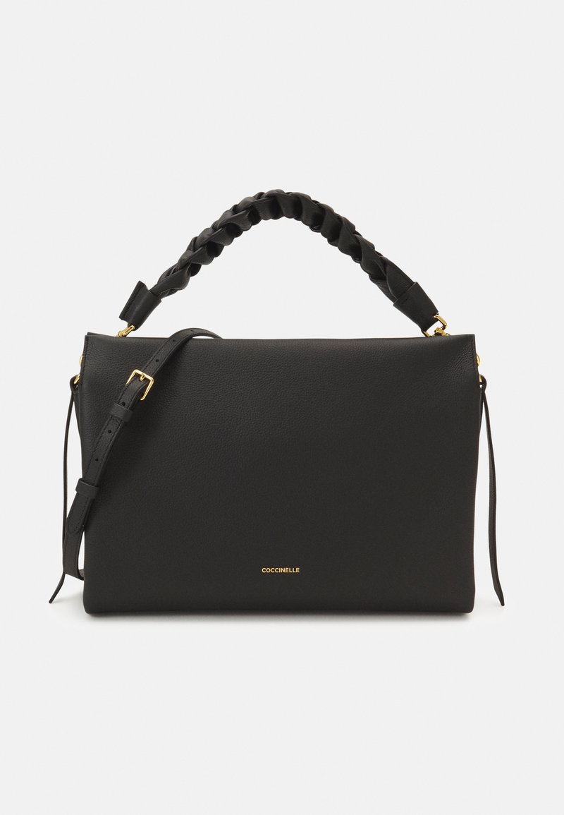 Sort læderhandtaske med tekstureret overflade, der har et flettet håndtag på toppen og en aftagelig skulderrem. Guldlogo synligt.