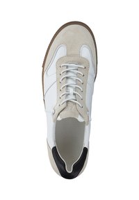 Sneaker bianco in pelle con dettagli in suede beige, lacci bianchi e tallone nero. Presenta una punta rotonda e una soletta testurizzata.