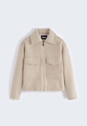 Veste beige texturée zippée avec col, deux poches à rabat à l'avant et coupe courte. Fabriquée en tissu doux et chaud.