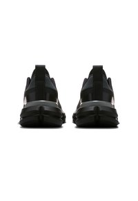 Schwarze Sportschuhe mit glatter Oberfläche, die ein elegantes Design, einen gepolsterten Schaft und eine markante Sohle für zusätzlichen Halt aufweisen.