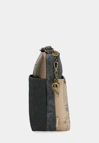 Borsa in pelle con una texture nera a rilievo e un lato beige liscio, con dettagli dorati e un charm a forma di cuore appeso a una catena.
