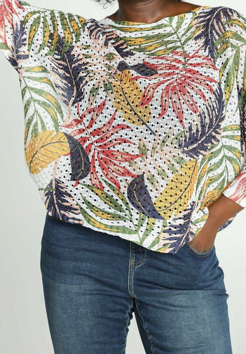Suéter ligero tejido en un patrón multicolor de hojas tropicales, con textura de malla, escote amplio y mangas tres cuartos.