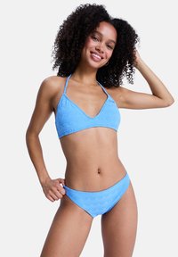 Σετ μπλε μπικίνι με τοπ σε σχήμα τριγώνου με σχέδιο και κάτω μέρος χαμηλής μέσης, και τα δύο με κυματιστή υφή και σχέδιο που δένει στον λαιμό.