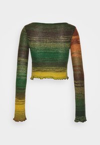 Stickad kort tröja i grönt, brunt och gult gradient. Har långa ärmar, en vid halsringning och en fransig nederkant. Mjuk textur.