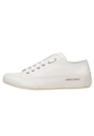 Weißer Leder-Sneaker mit niedrigem Schaft, weißen Schnürsenkeln, beiger Sohle und "Candice Cooper"-Branding an der Seite.